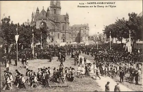 Ak Sainte Anne d'Auray Morbihan, Procession sur la Champ de l'Eglise