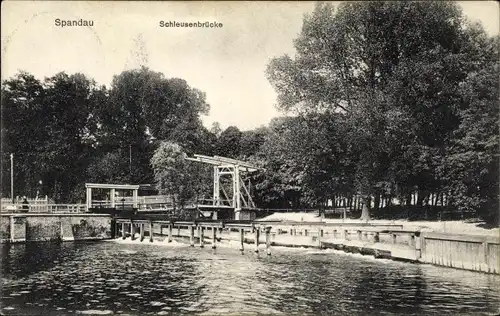 Ak Berlin Spandau, Schleusenbrücke