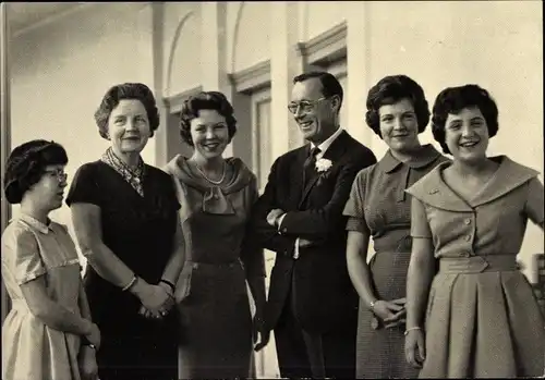 Ak Königin Juliana der Niederlande, Prinz Bernhard, Prinzessin Beatrix, Irene, Margriet, Christina