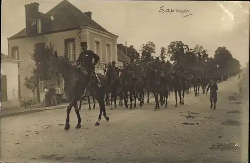 Foto Ak Saumur Maine et Loire, Französische Soldaten zu Pferden