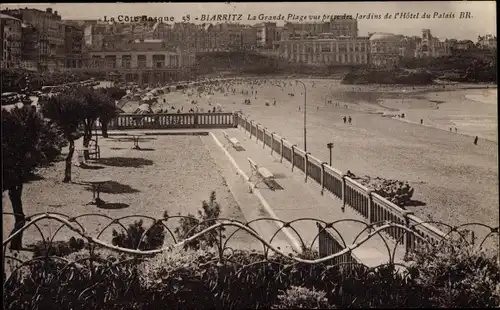 Ak Biarritz Pyrénées Atlantiques, La Grande Plage vue prise des Jardins de l'Hotel du Palais