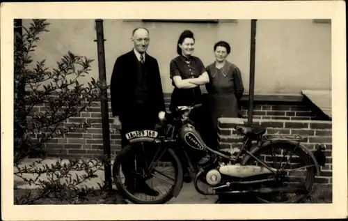Foto Ak Mann im Anzug und zwei Frauen mit Motorrad, Express, KFZ Kennz. IA 189 168