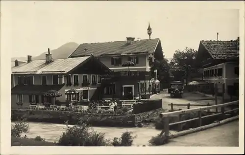 Ak Kaprun in Salzburg, Blick auf Orglers Gasthof Neuwirt, Flusspartie