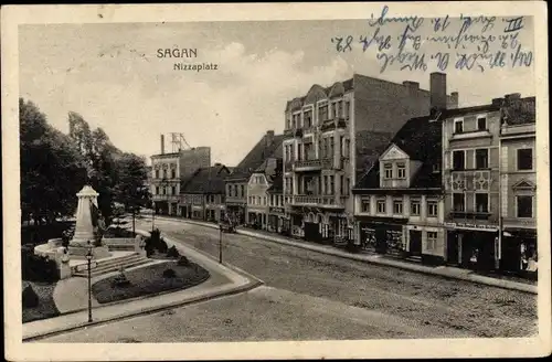 Ak Żagań Sagan Schlesien, Nizzaplatz, Denkmal, Fleischwaren, Drogerie