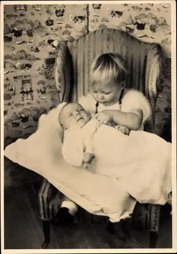 Ak Prinzessin Beatrix der Niederlande als Kleinkind, Prinzessin Irene als Baby