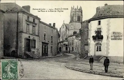 Ak Maulévrier Maine et Loire, La Place et la Rue de l'Eglise, Hotel de France