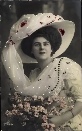 Ak Portrait einer jungen Frau mit Blumenstrauß, Hut mit Schleier