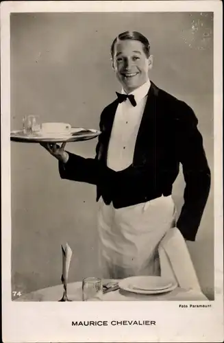 Ak Schauspieler Maurice Chevalier als Kellner