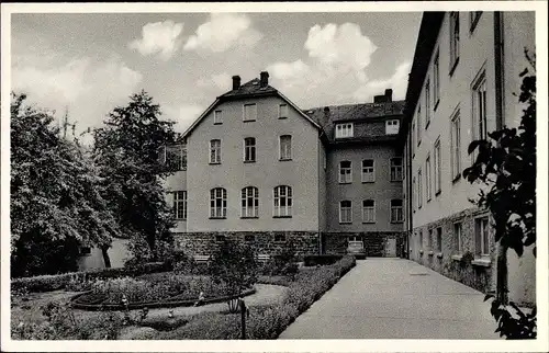 Ak Hallenberg im Sauerland, St. Josefs Haus, Außenansicht, Garten