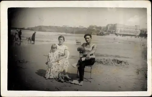 Foto Ak Biarritz Pyrénées Atlantiques, Familienbild am Strand, 1933
