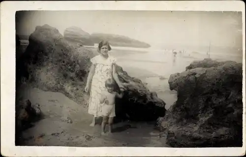 Foto Ak Biarritz Pyrénées Atlantiques, Frau mit ihrer Tochter am Strand, 1933