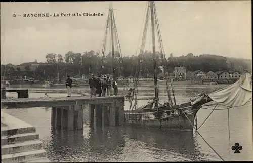 Ak Bayonne Pyrénées Atlantiques, Le Port et la Citadelle
