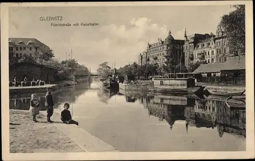 Ak Gliwice Gleiwitz Oberschlesien, Fabrikstraße mit Kanalhafen