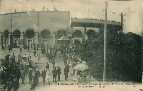 Ak Bayonne Pyrénées Atlantiques, Arrivee aux Nouvelles Arenes des Courses de Toureaux