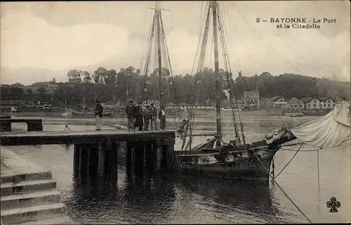 Ak Bayonne Pyrénées Atlantiques, Le Port et la Citadelle