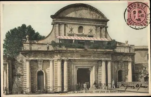 Ak Bayonne Pyrénées Atlantiques, Le Vieux Reduit, cote face de Saint Esprit