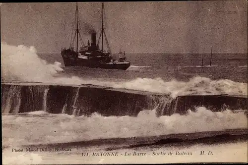 Ak Bayonne Pyrénées Atlantiques, La Barre, Sortie de Bateau