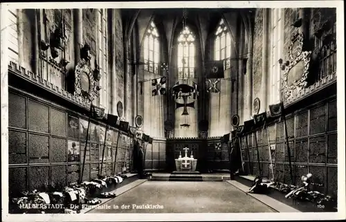 Ak Halberstadt Sachsen Anhalt, Ehrenhalle in der Paulskirche, Innenansicht