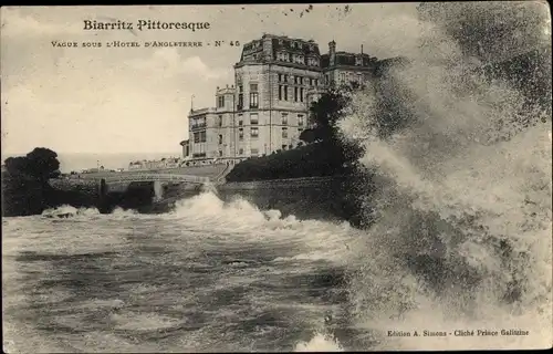 Ak Biarritz Pyrénées Atlantiques, Vague sous l'Hotel d'Angleterre