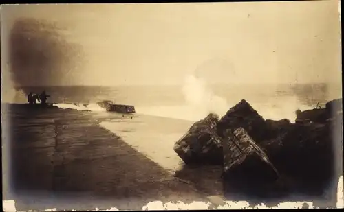 Ak Biarritz Pyrénées Atlantiques, Au Rocher de la Vierge cote des brisants, 1924