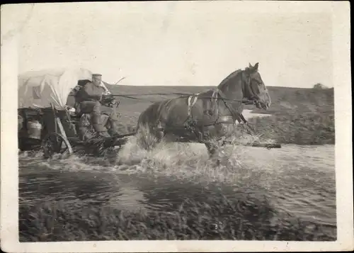 Foto Ak Soldat auf Bagage Kutsche, 15. Juni 1918, Dorf Kartuschenoc