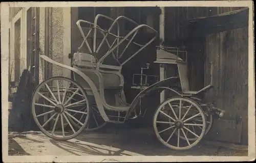 Foto Ak Kutsche vor einem Tor