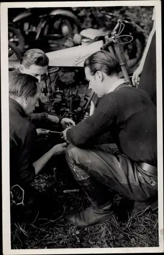 Foto Ak Männer Männer reparieren ein Motorrad
