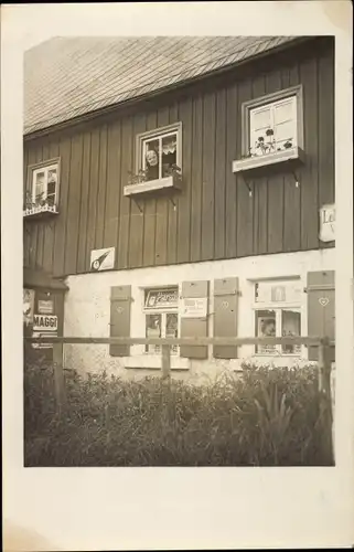 Foto Ak Heidelberg Seiffen im Erzgebirge, Geschäftshaus, Frau am Fenster