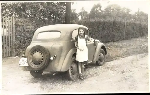 Foto Ak Mädchen vor einem Auto, Kennzeichen WL 13659-