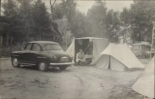 Foto Ak Auto auf dem Campingplatz, Telte