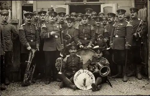 Foto Ak Deutsche Soldaten in Uniformen, Militärorchester
