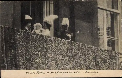 Ak De Kon. Familie op het balcon van het paleis te Amsterdam
