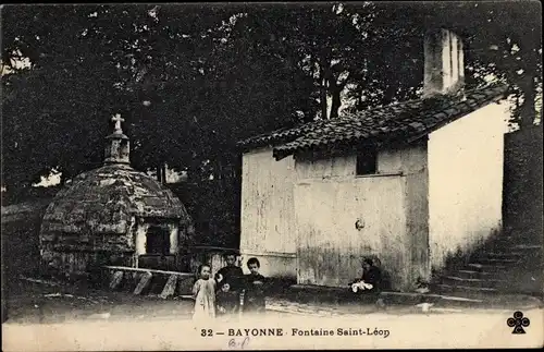 Ak Bayonne Pyrénées Atlantiques, Fontaine Saint Leon