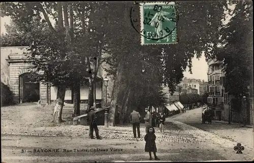 Ak Bayonne Pyrénées Atlantiques, Rue Thiers, Chateau Vieux