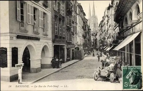 Ak Bayonne Pyrénées Atlantiques, La Rue du Port Neuf, Credit Lyonnais, Automobil