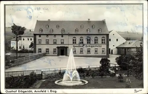 Ak Arnsfeld Mildenau im Erzgebirge, Gasthof Erbgericht, Springbrunnen, Inh. Oskar Schaarschmidt