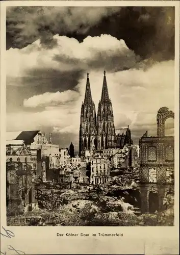 Ak Köln am Rhein, Der Kölner Dom im Trümmerfeld, II. WK