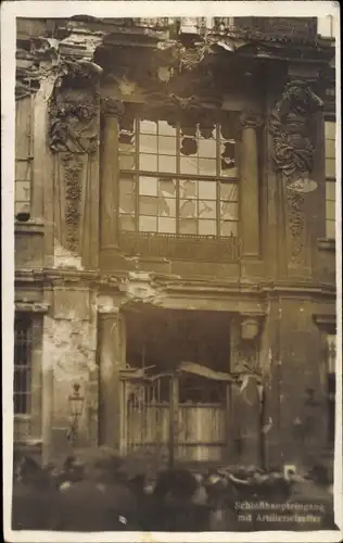 Foto Ak Berlin Mitte, Stadtschloss, Straßenkämpfe, Schlosshaupteingang mit Artillerietreffer