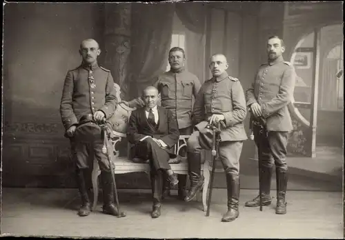 Foto Ak Soldaten in Uniformen, Eisernes Kreuz, Mann im Anzug, Gruppenaufnahme