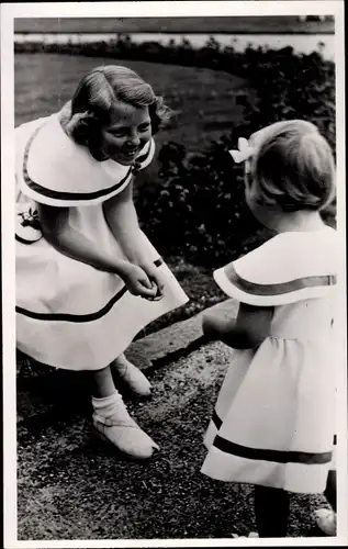 Ak Prinzessin Beatrix der Niederlande spielt mit ihrer jüngsten Schwester