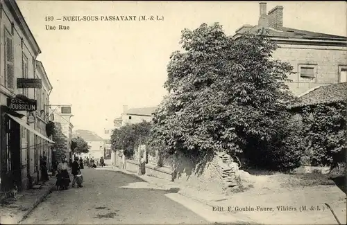 Ak Nueil sous Passavant Maine-et-Loire, Une Rue