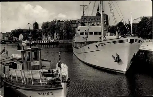 Ak Stralsund in Vorpommern, Partie im Hafen, Schiff Meteor, Fähre Wiking