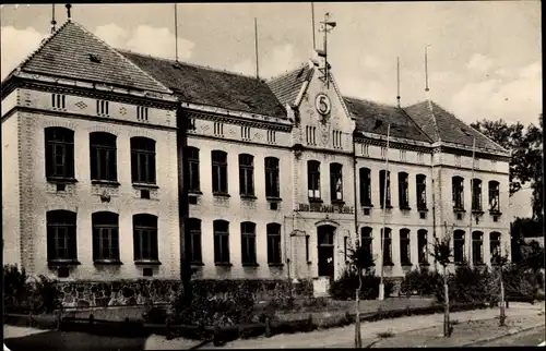 Ak Goldberg in Mecklenburg, Front der John Brinckman Schule