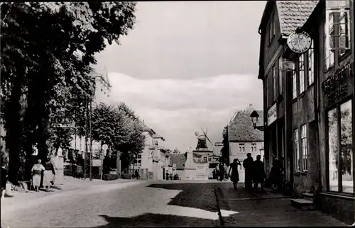 Ak Kröpelin in Mecklenburg, Wilhelm-Pieck-Straße mit Blick zur Mühle