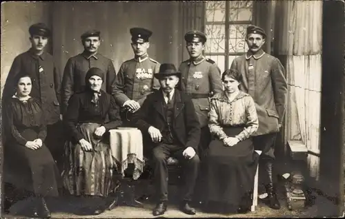 Foto Ak Deutsche Soldaten in Uniformen, Orden, Familienportrait