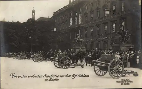 Ak Berlin Mitte, Die ersten eroberten Geschütze vor dem Schloss, I WK