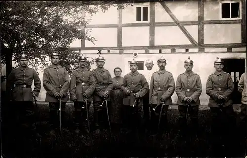 Foto Ak Deutsche Soldaten in Uniformen, Gruppenaufnahme