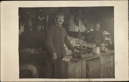 Foto Ak Deutsche Soldaten in einem Geschäft, Waage, I WK