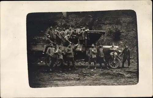 Foto Ak Deutsche Soldaten in Uniformen, LKW