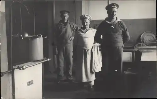 Foto Ak Seeleute in Uniformen und Koch in einer Küche